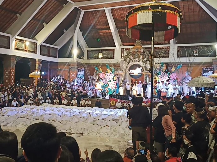 Di Bali, tak banyak orang yang berani menjadi watangan atau berperan sebagai bangkai saat pertunjukan Calonarang. Menurut Penuntun Pasraman Agung Mandala Suci, I Nengah Atmaja, orang yang menjadi watangan memiliki risiko tinggi, bahkan bisa meninggal. Sebab, mereka haris melalui prosesi pelepasan roh atau seda raga.