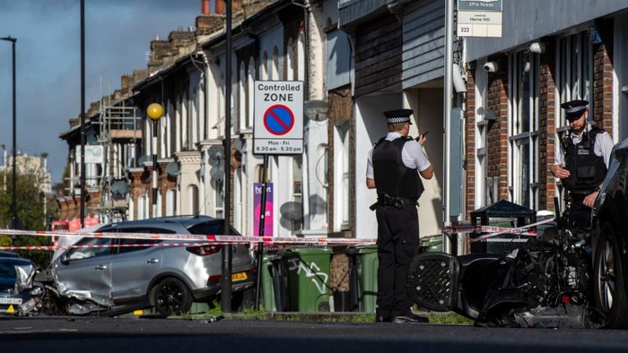 Dor! Begini suasana Usai Tembakan di Railton London, 2 Orang Tewas Petugas polisi memantau lokasi kejadian tersebut.