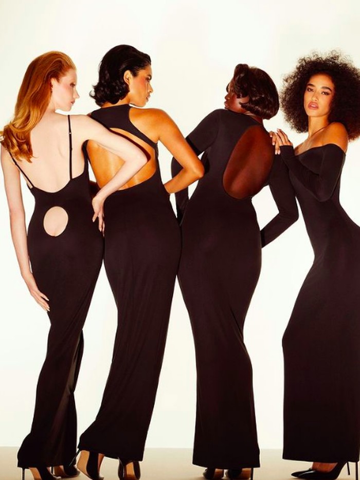 Dress Skims menunjukkan belahan bokong