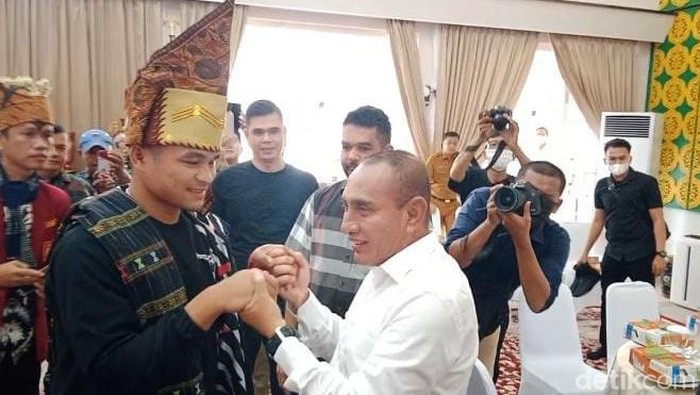 Edy Rahmayadi saat memegang tangan Jeka Saragih. Di hadapan Jeka, Edy menyampaikan ingin mengadunya dengan Kapolda Sumut. (Ahmad Arfah/detikSumut)
