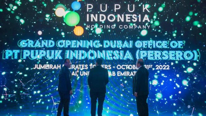 Ekspansi Pupuk Indonesia di Uni Emirat Arab Wakil Menteri BUMN I, Pahala Nugraha Mansury (kanan), bersama Direktur Utama PT Pupuk Indonesia (Persero), Bakir Pasaman (kiri), saat meresmikan kantor perwakilan Pupuk Indonesia di Dubai, Uni Emirat Arab, Senin (31/10/2022). Melalui kantor perwakilan Dubai, Pupuk Indonesia dapat berekspansi lebih luas di tingkat global, mendekatkan diri dengan pasar, bahkan mempermudah peluang bisnis lainnya, khususnya perdagangan komoditas. Selain itu, Pupuk Indonesia juga dapat meningkatkan efisiensi biaya serta menambah EBITDA uplift melalui pengembangan bisnis dengan memperbanyak penjualan secara Cost and Freight (CFR) dan/atau Cost Insurance Freight (CIF).