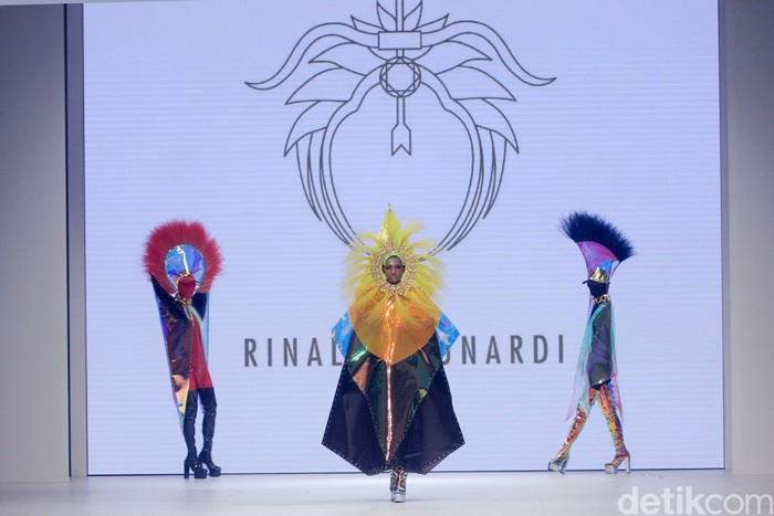 Karya Rinaldy A. Yunardi naik pentas di panggung Dewi Fashion Knights 2022 yang digelar sebagai penutup Jakarta Fashion Week 2022. (Foto: Abduh/Detikcom) Karya Rinaldy A. Yunardi naik pentas di panggung Dewi Fashion Knights 2022 yang digelar sebagai penutup Jakarta Fashion Week 2022. (Foto: Abduh/Detikcom)