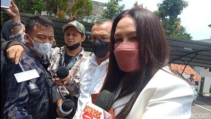 Fitri Salhuteru kecewa penangguhan penahanan Nikita Mirzai ditolak.