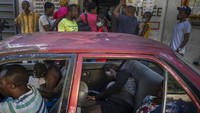 Orang-orang di dalam mobil yang menderita gejala kolera tiba di pintu klinik yang dikelola oleh Doctors Without Borders untuk perawatan di Port-au-Prince, Haiti, Kamis, (27/10/2022). Untuk pertama kalinya dalam tiga tahun, orang-orang di Haiti telah sekarat karena kolera, meningkatkan kekhawatiran tentang skenario yang berpotensi menyebar cepat dan menghidupkan kembali ingatan tentang epidemi yang menewaskan hampir 10.000 orang satu dekade lalu.
