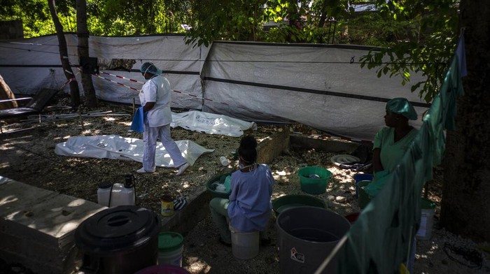 Medical personnel attend patients with cholera symptoms at a clinic run by Doctors Without Borders in Port-au-Prince, Haiti, Thursday, Oct. 27, 2022. For the first time in three years, people in Haiti have been dying of cholera, raising concerns about a potentially fast-spreading scenario and reviving memories of an epidemic that killed nearly 10,000 people a decade ago. (AP Photo/Ramon Espinosa)