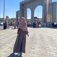 Ketika sedang berada di Thaif, Syifa memakai dress dan hijab warna pastel pink membuat wajahnya merona. Strolling around Thaif🌹, tulis Syifa. Foto: Dok. Instagram @syifahadjureal.