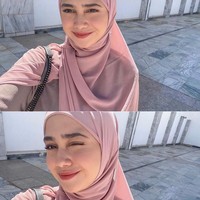 Syifa kembali memakai hijab pashmina warna pastel pink yang dibentuk menutupi dada. Sfiya terlihat nyaman saat memakai hijab. Foto: Dok. Instagram @syifahadjureal.