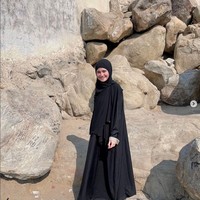Wanita kelahiran 13 Juli 2000 ini terlihat pangling ketika memakai abaya hitam dari brand hijab Alur Cerita dan hijab pashmina hitam dari Hameeda Official. Syifa terlihat memesona dan anggun. Foto: Dok. Instagram @syifahadjureal.
