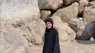 Foto: Cantiknya Syifa Hadju Berhijab dan Tanpa Makeup Saat Umrah