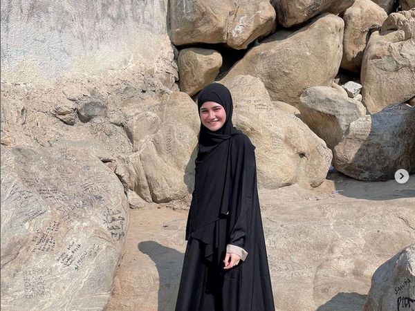 Foto: Cantiknya Syifa Hadju Berhijab dan Tanpa Makeup Saat Umrah