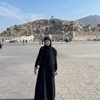 Penampilan Syifa Savira Nuraisyah atau yang lebih dikenal sebagai Syifa Hadju mendadak mencuri atensi publik, usai mengunggah momen sedang menjalani ibadah umrah di Tanah Suci di akun Instagram pribadinya @syifahadjureal. Foto: Dok. Instagram @syifahadjureal.