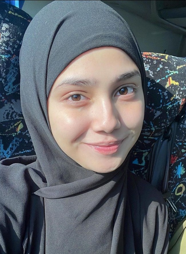 Syifa juga membagikan foto selfie saat berada di Jabal Rahman, Arafah, Mekah. Wajah Syifa tanpa makeup langsung menjadi sorotan warganet karena kulit waja Syifa terlihat sehat dan memesona. Kulitnya sehat banget cipaaaa 🥹, puji akun @xpiasdfghjklx. Masyaallah Syifa cantik bangeet🥺😍❤️, kagum akun @deuismulyani. Foto: Dok. Instagram @syifahadjureal.