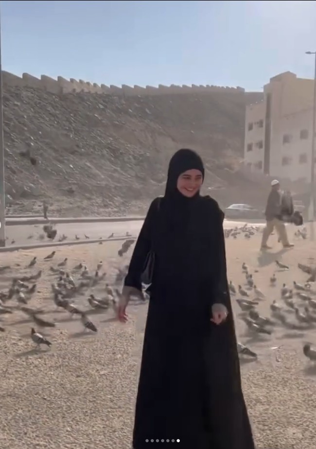 Penampilan kekasih Rizky Nazar itu langsung mendapatkan pujian dari warganet. Masyaallah Syifa pakaian begitu makin tambah cantik banget😍, puji akun @cici_koala. MasyaAllah kak Syifa tolong jangan dibuka hijabnya🙏🏻😭, harap akun @felisaa_ash. MasyaaAllah 😍cifa cantik sekali berhijab, puji akun @ayuni_922. Foto: Dok. Instagram @syifahadjureal.