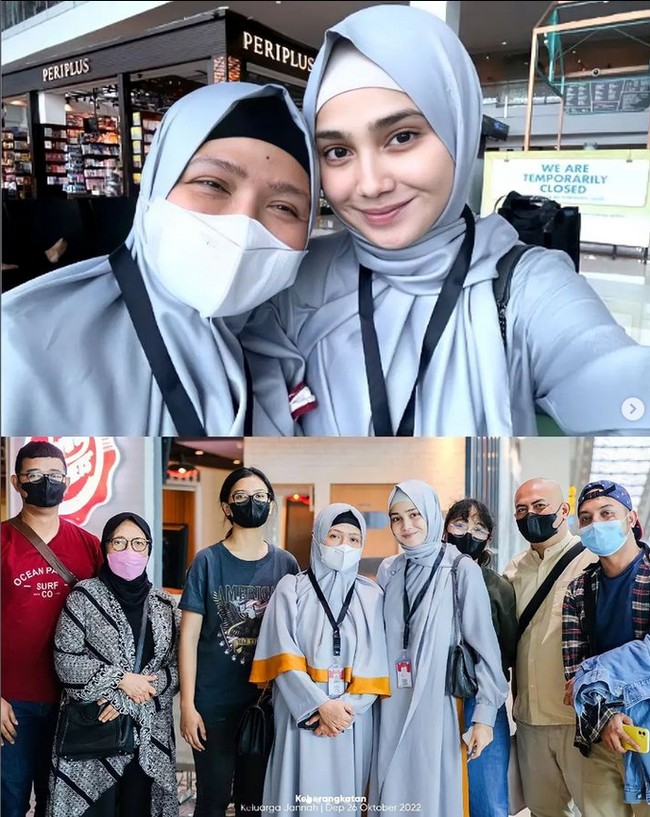 Syifa menjalani ibadah umrah bersama dengan keluarganya dan berangkat dari Jakarta pada (26/10/2022). Syifa memakai hijab pashmina dengan inner bahan kaus dan gamis warna baby blue, kompak dengan sang ibu Shendy Hadju. Foto: Dok. Instagram @syifahadjureal.