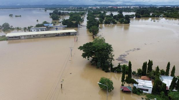Foto udara menunjukkan sebuah desa banjir di Tuguegarao, provinsi Cagayan, utara Manila (30/10/2022) sehari setelah Badai Tropis Nalgae melanda. (AFP via Getty Images/STR)
