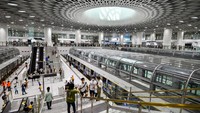 Dengan beroperasinya jalur transit baru tersebut maka stasiun kereta bawah tanah di Shenzhen juga resmi beroperasi.