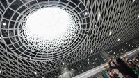 Banyak dari penumpang yang terkesima terhadap desain stasiun bawah tanah ini. Salah satunya desain dari langit-langit stasiun.