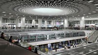 Sepintas desain dari langit-langit stasiun ini mirip sebuah black hole di luar angkasa yang tergambarkan dalam banyak film fiksi ilmiah.
