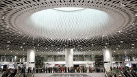 Langit-langit stasiun ini ada semacam lubang raksasa-raksasa yang tengahnya terdapat jendela masuknya cahaya matahari.