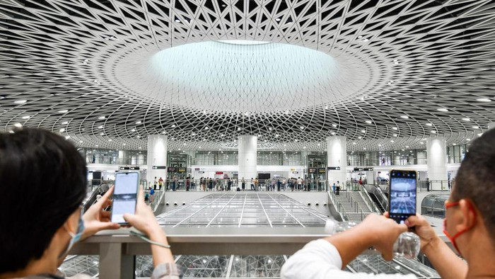 Futuristik! Atap di Stasiun Bawah Tanah Ini Mirip Black Hole Shenzhen Metro Line 14 telah resmi beroperasi. Stasiun bawah tanah ini benar-benar menarik perhatian publik dengan desain yang futuristik.