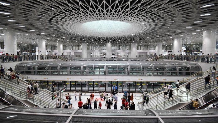 Futuristik! Atap di Stasiun Bawah Tanah Ini Mirip Black Hole Shenzhen Metro Line 14 telah resmi beroperasi. Stasiun bawah tanah ini benar-benar menarik perhatian publik dengan desain yang futuristik.