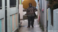 Keramik yang dipasang di jalan gang ini merupakan bantuan dari pemerintah dan swadaya warga sekitar.
