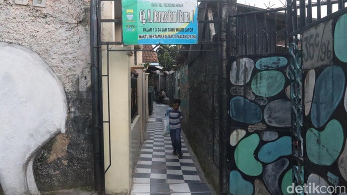 Gang unik dari Kota Bandung dengan jalan dilapisi keramik Gang unik dari Kota Bandung dengan jalan dilapisi keramik