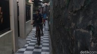 Dengan dipasang keramik, gang ini terlihat bersih dan nyaman bagi para pejalan kaki.