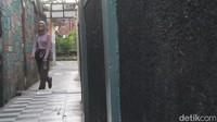 Selain itu, jika kotor atau ada lumpur di jalan ini warga yang rumahnya dilintasi jalan tersebut langsung membersihkannya.