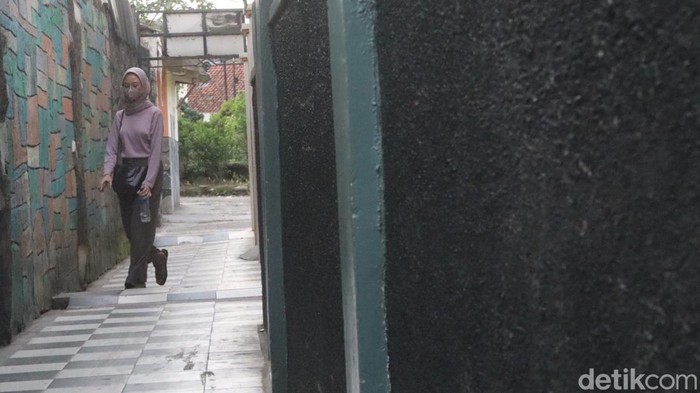 Gang unik dengan keramik sebagai lantai jalannya di Bandung