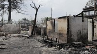Kebakaran itu melanda 40 lapak, 13 pintu kontrakan beserta 6 rumah permanen. 