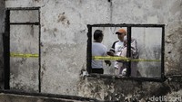 Warga melihat rumah mereka yang terbakar.