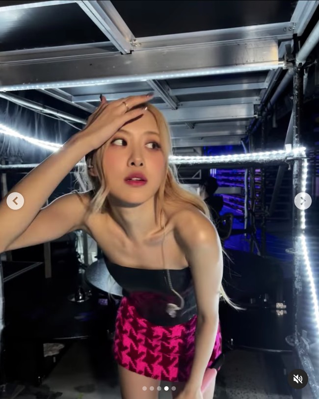 Masih dari miaou, Rose BLACKPINK memakai korset hitam yang dipadukan dengan rok berwarna vibrant dari Versace seharga $1,275 (sekitar Rp 19,9 juta). Penampilannya semakin lengkap dengan sepatu Max Hardware Boots koleksi Dr Martens seharga $260 (sekitar Rp 4 juta). Foto: Instagram