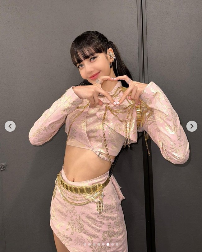 Keempat personel BLACKPINK juga memakai baju rancangan khusus bernuansa pink dan gold dari desainer Grace Elwood. Salah satunya seperti yang dikenakan Lisa. Foto: Instagram