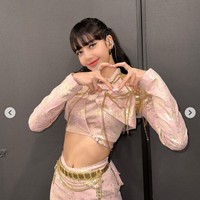 Keempat personel BLACKPINK juga memakai baju rancangan khusus bernuansa pink dan gold dari desainer Grace Elwood. Salah satunya seperti yang dikenakan Lisa. Foto: Instagram