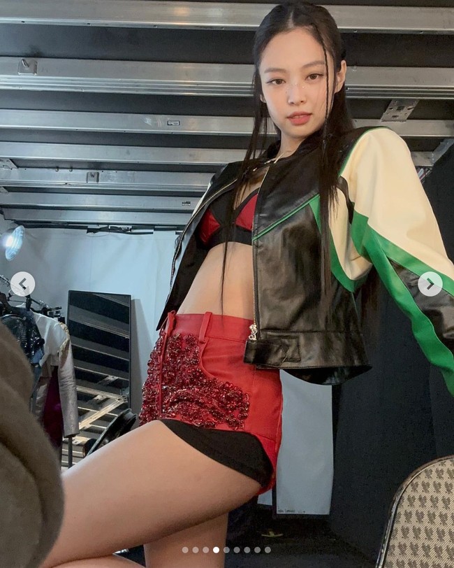 Tak kalah seksi, Jennie BLACKPINK memakai bralette merah yang dipadukan dengan celana serasi ‘All over beaded Scarlett shorts’ seharga $4,500 (sekitar Rp 70,3 juta) dari LaQuan Smith. Jaket kulit dari koleksi miaou Spring Summer 2023 melengkapi penampilannya. Foto: Instagram