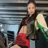 Tak kalah seksi, Jennie BLACKPINK memakai bralette merah yang dipadukan dengan celana serasi ‘All over beaded Scarlett shorts’ seharga $4,500 (sekitar Rp 70,3 juta) dari LaQuan Smith. Jaket kulit dari koleksi miaou Spring Summer 2023 melengkapi penampilannya. Foto: Instagram