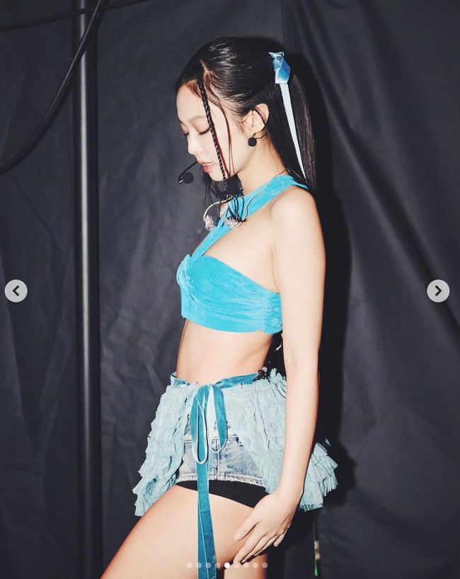 Jennie BLACKPINK juga membagikan penampilannya di Instagram setelah tampil di Dallas. Idol KPop yang digosipkan pacaran dengan V BTS itu terlihat seksi memakai atasan berwarna biru ‘Suede Cut Out Twist Top’ seharga $595 (sekitar Rp 9,3 juta) dari LaQuan Smith. Foto: Instagram