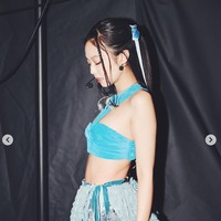 Jennie BLACKPINK juga membagikan penampilannya di Instagram setelah tampil di Dallas. Idol KPop yang digosipkan pacaran dengan V BTS itu terlihat seksi memakai atasan berwarna biru ‘Suede Cut Out Twist Top’ seharga $595 (sekitar Rp 9,3 juta) dari LaQuan Smith. Foto: Instagram