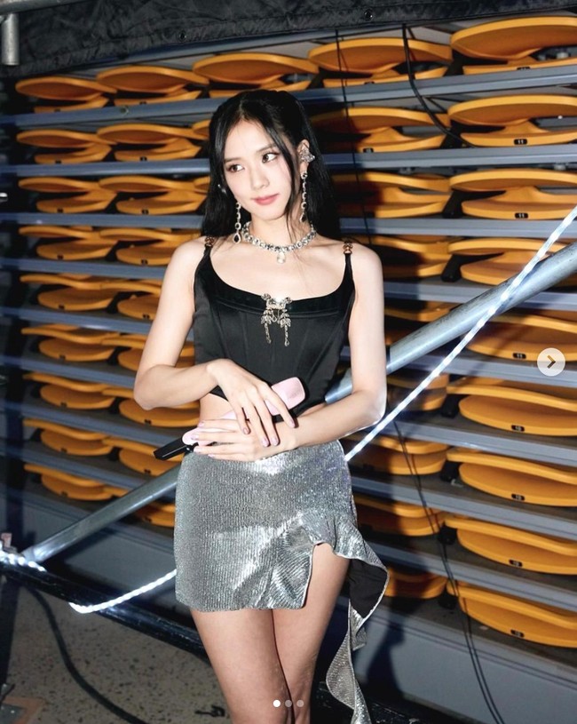 Jisoo BLACKPINK telah membagikan foto-fotonya sejak tur konser dunia BORN PINK dimulai di Seoul pada Senin (17/10/2022). Bintang drama Korea Snowdrop itu terlihat memakai Medusa corset top dari Versace seharga $1,883 (sekitar Rp 29,4 juta) dan rok berbahan sequin dari David Koma seharga $865 (sekitar Rp 13,5 juta). Foto: Instagram