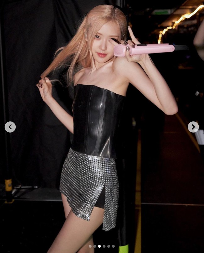 Rose BLACKPINK membagikan foto-fotonya setelah sukses menggelar tur konser di Dallas, Amerika Serikat. Dalam foto ini, vokalis utama BLACKPINK itu terlihat edgy dalam balutan Libra Corset berwarna hitam keluaran miaou seharga $395 (sekitar Rp 6,1 juta) dan rok Riley Low Rise Chainmail Micro Skirt seharga $495 (sekitar Rp 10 juta). Foto: Instagram
