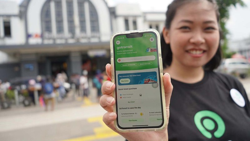 Gojek melalui GoTransit mengintegrasikan layanannya dengan layanan KRL Commuter Line. Layanan ini memudahkan warga yang melakukan city tour.