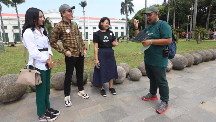 Gojek melalui GoTransit mengintegrasikan layanannya dengan layanan KRL Commuter Line. Layanan ini memudahkan warga yang melakukan city tour.