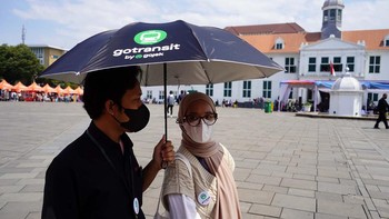 Head of Global Marketing GoRide Stella Darmadi saat melakukan jelajah wisata Jakarta dipandu dengan Jakarta Good Guide bersama Abang None Jakarta.