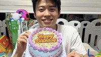 YouTuber yang pernah tinggal di Malang, Jawa Timur ini merayakan ulang tahunnya pada 8 Mei 2022 lalu. Ini momennya merayakan dengan kue ulang tahun. Foto: Instagram @hansoljang110