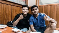 YouTuber berlogat medok Jawa Timur ini pernah berkolaborasi dengan pesepak bola Asnawi Mangkualam. Mereka mencoba Korean BBQ di sebuah restoran. Foto: Instagram @hansoljang110