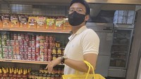 Pernah tinggal di Indonesia, Hansol sering berbelanja bahan makanannya di supermarket yang ada di Korea. Ini momennya ketika berbelanja bumbu Indonesia. Foto: Instagram @hansoljang110