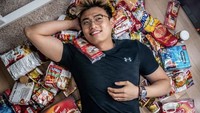 Hansol pernah berpose dengan aneka makanan Indonesia. Ada Indomie, teh celup, dan aneka makanan ringan. Foto: Instagram @hansoljang110