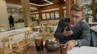 Jang Hansol juga hobi nongkrong di kafe. Ini momennya ketika minum Americano dan patbingsoo. Foto: Instagram @hansoljang110