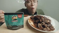 Karena tinggal di Malang, Hansol sangat menyukai makanan khas Jawa Timur. Saat merindukan rawon, ia sampai memasaknya sendiri. Foto: Instagram @hansoljang110